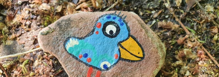 Bemalter Stein Vogel